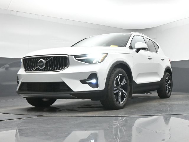 Used 2023 Volvo XC40 B5 Plus w/ Driver Assist Package AWD/4WD image 12