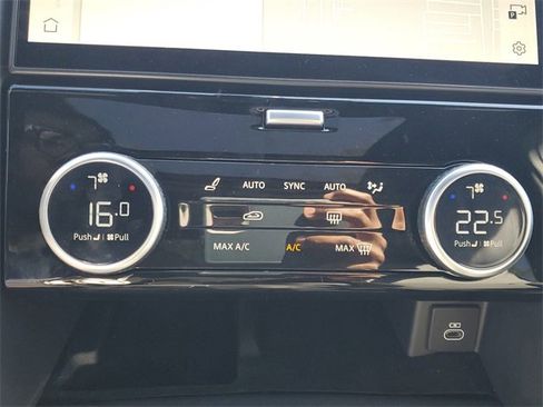 Used 2025 Land Rover Discovery Dynamic SE image 33