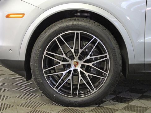 Certified 2025 Porsche Cayenne AWD/4WD image 39