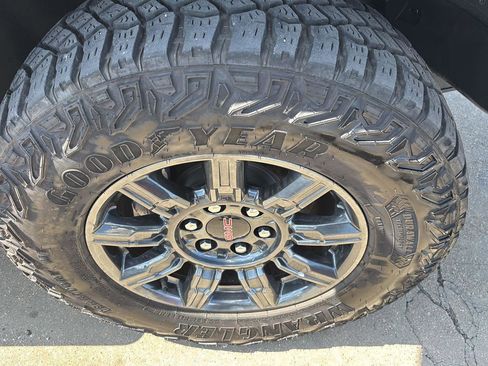 Used 2024 GMC Sierra 1500 AT4X image 11