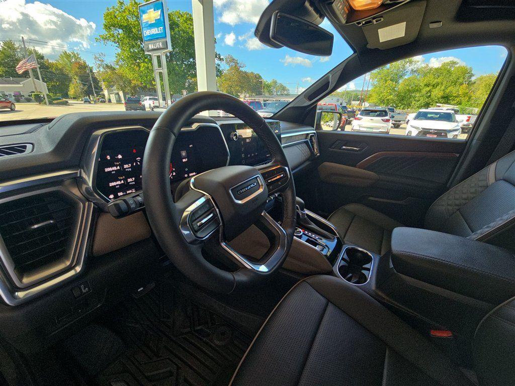Used 2025 GMC Canyon Denali AWD/4WD image 10