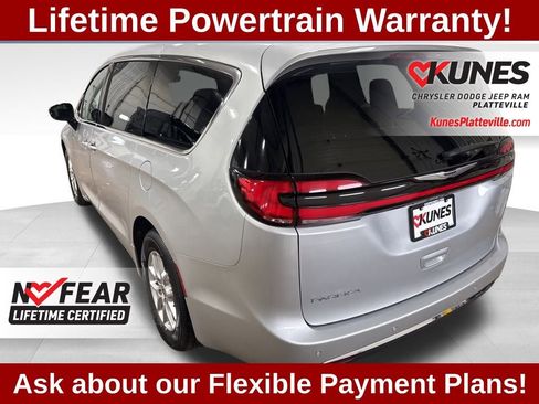 Used 2024 Chrysler Pacifica Touring-L image 8