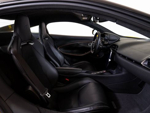 Used 2023 McLaren Artura RWD image 18