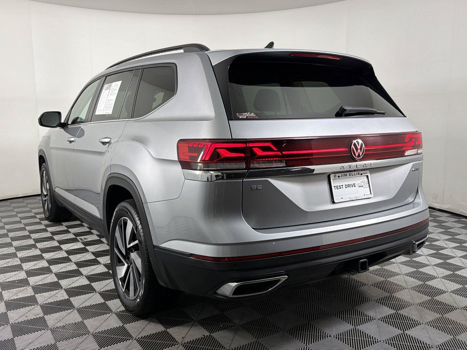 Used 2025 Volkswagen Atlas SE AWD/4WD image 4