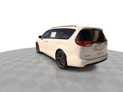 Used 2019 Chrysler Pacifica Touring-L Plus w/ Advanced Safetytec Group image 11