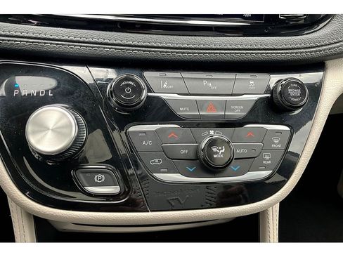 Used 2023 Chrysler Pacifica Limited FWD image 30
