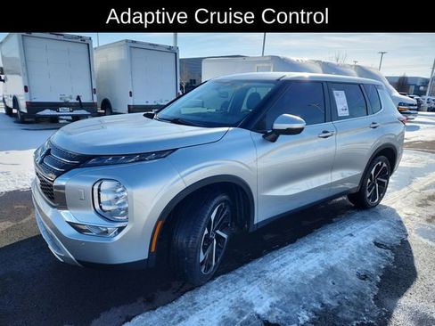 Used 2024 Mitsubishi Outlander SE image 3