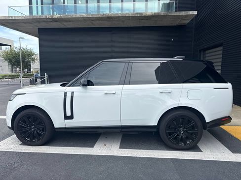 Used 2025 Land Rover Range Rover SE AWD/4WD image 2