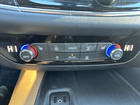 Used 2019 Buick Enclave Essence image 19