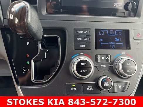 Used 2015 Toyota Sienna XLE Premium FWD image 17