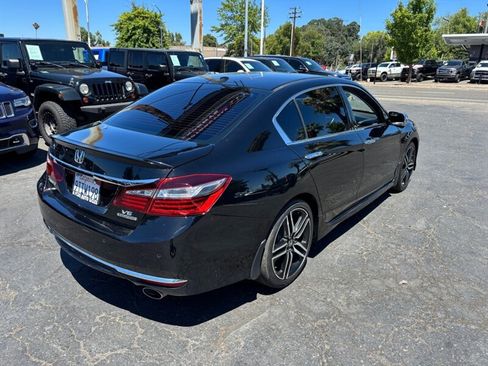 Used 2016 Honda Accord Touring image 4