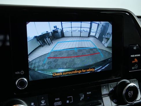 Used 2023 Toyota Highlander XLE AWD/4WD image 29