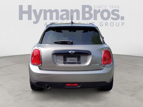 Used 2018 MINI Cooper 4-Door Hardtop image 4