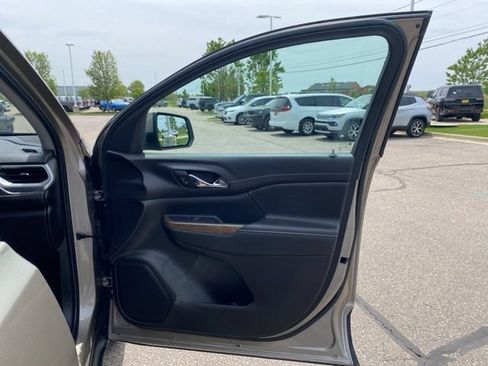 Used 2022 GMC Acadia SLE w/ Driver Convenience Package FWD image 31