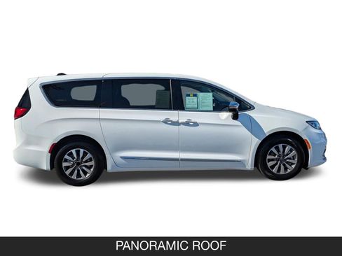 Used 2023 Chrysler Pacifica Limited image 6