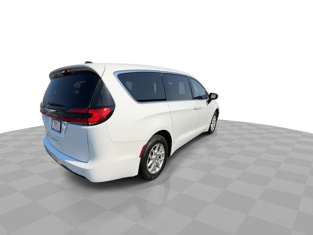 Used 2024 Chrysler Pacifica Touring-L FWD image 43