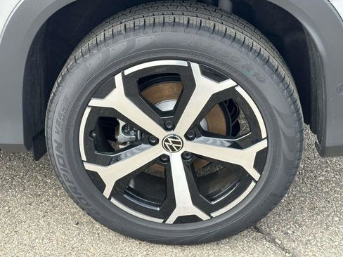 New 2025 Volkswagen Tiguan SE FWD image 7