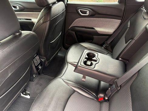 Used 2024 Jeep Compass Latitude image 12