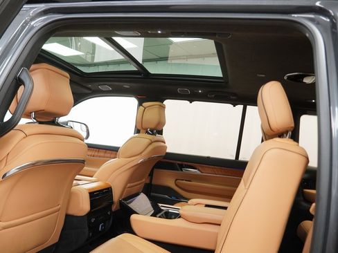 Used 2022 Jeep Grand Wagoneer Series III image 20