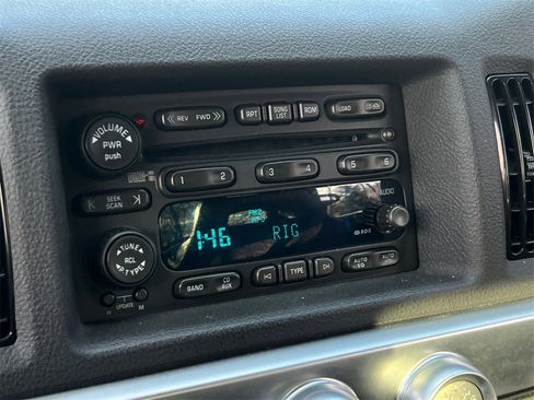 Used 2004 Chevrolet SSR w/ Preferred Equipment Group image 21