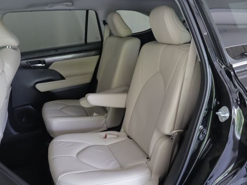 Used 2023 Toyota Highlander Limited AWD/4WD image 9
