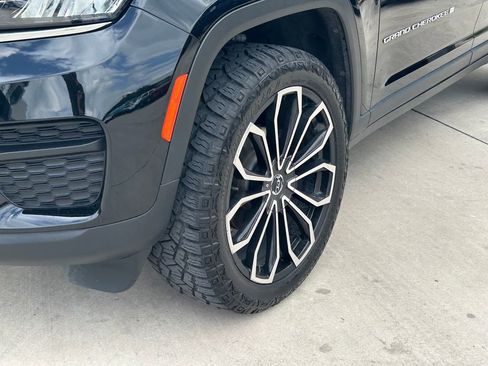 Used 2024 Jeep Grand Cherokee Laredo X image 9