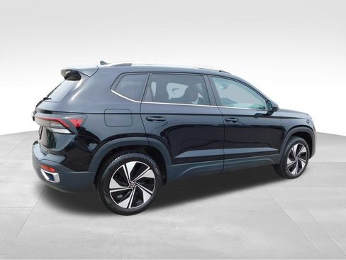 Used 2025 Volkswagen Taos SE AWD/4WD image 3