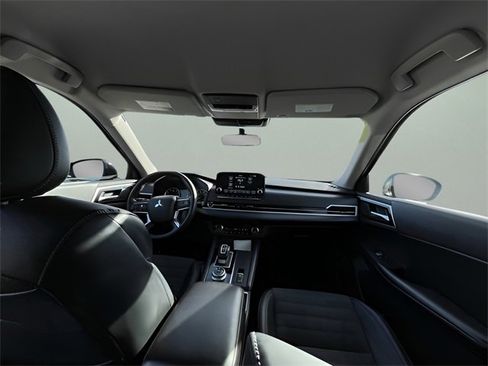 Used 2023 Mitsubishi Outlander SE image 32