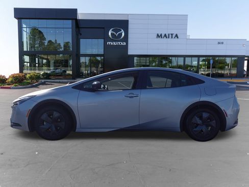 Used 2025 Toyota Prius LE FWD image 6