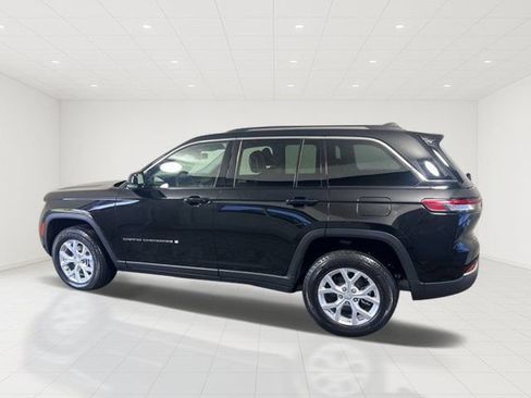 Certified 2023 Jeep Grand Cherokee Limited w/ Luxury Tech Group II AWD/4WD image 4