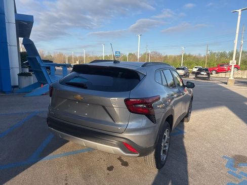 Used 2025 Chevrolet Trax LT FWD image 19