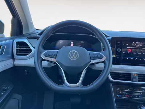 Certified 2025 Volkswagen Taos SE FWD image 14