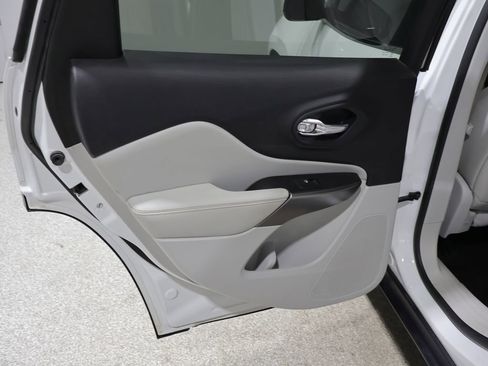 Certified 2020 Jeep Cherokee Limited AWD/4WD image 18