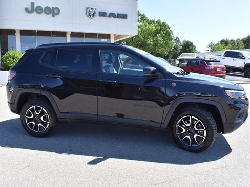 Used 2025 Jeep Compass Trailhawk w/ Trailhawk Elite Group AWD/4WD image 10