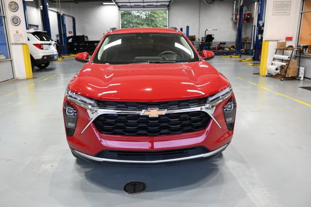 Used 2026 Chevrolet Trax LT FWD image 2