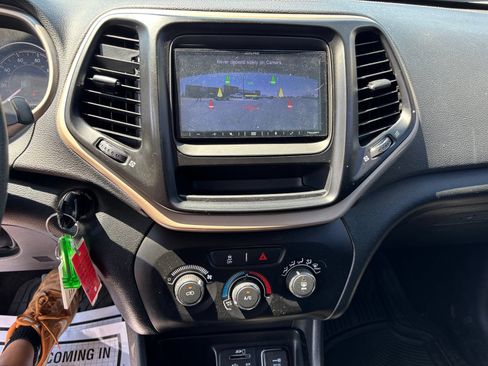 Used 2014 Jeep Cherokee Sport FWD image 17