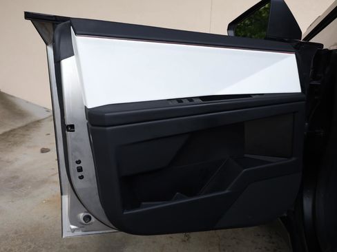 Used 2024 Tesla Cybertruck AWD Crew Cab image 12