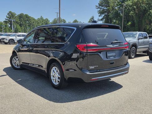 Used 2023 Chrysler Pacifica Touring-L FWD image 5