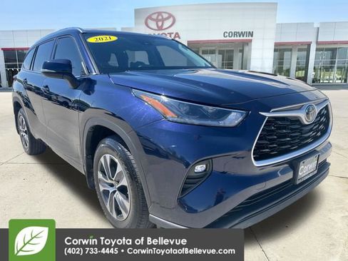 Certified 2021 Toyota Highlander XLE AWD/4WD image 1