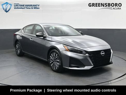 Used 2024 Nissan Altima 2.5 SV FWD image 3