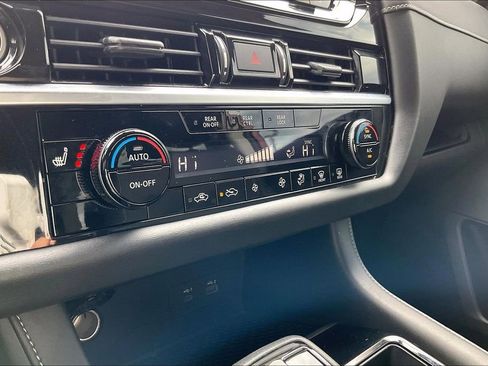 Used 2022 Nissan Pathfinder SV AWD/4WD image 30