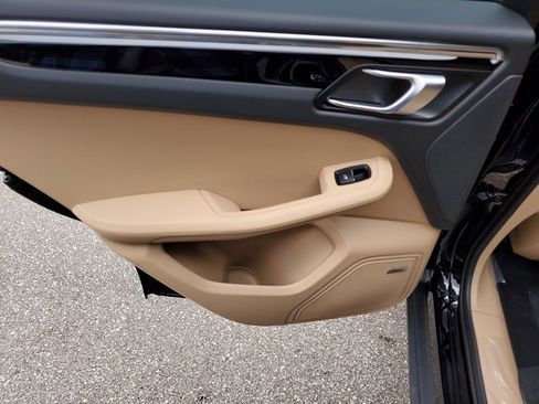 Used 2025 Porsche Macan image 22