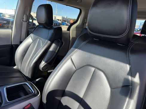 Used 2023 Chrysler Pacifica Touring-L image 26