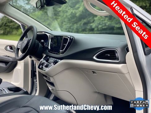 Used 2024 Chrysler Pacifica Touring-L image 16