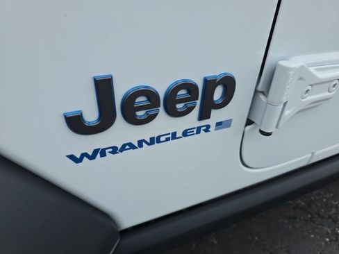 Used 2025 Jeep Wrangler Unlimited Rubicon 4xe w/ Safety Group AWD/4WD image 17