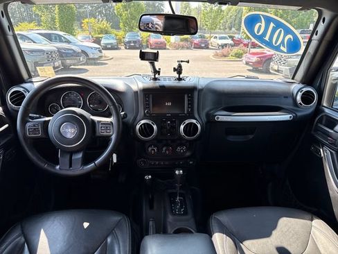 Used 2016 Jeep Wrangler Unlimited Sahara w/ Connectivity Group AWD/4WD image 26