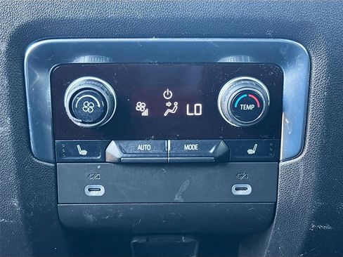 Used 2023 Chevrolet Suburban Premier image 25