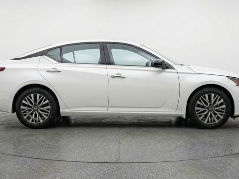 Used 2025 Nissan Altima 2.5 SV image 11