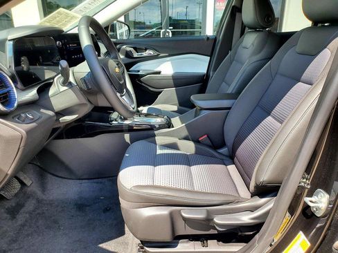Used 2025 Chevrolet Trax LT w/ LT Convenience Package FWD image 12