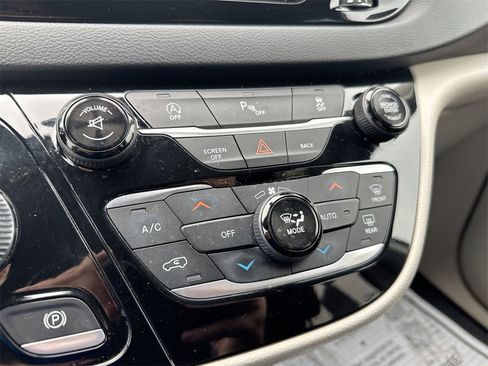 Used 2017 Chrysler Pacifica Touring-L image 15